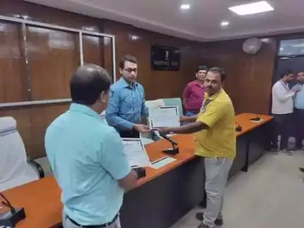 उदवंत नगर: प्रखंड निर्वाचन कार्यालय में बेहतर कार्य करने वाले बीएलओ को बीडीओ ने मिठाई खिलाकर बढ़ाया हौसला