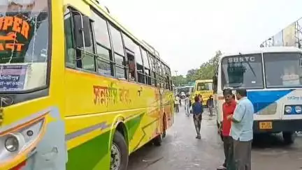 মেদিনীপুর: বামেদের ডাকা ধর্মঘটের জের! বেসরকারি বাসের সংখ্যা কমেছে মেদিনীপুর সেন্ট্রাল বাসস্ট্যান্ডে