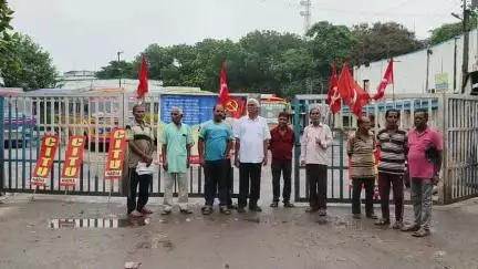 কৃষ্ণনগর ১: বাম শ্রমিক ইউনিয়নের পক্ষথেকে ডাকা ধর্মঘটে প্রভাব পড়ল কৃষ্ণনগরে,বাস দাঁড় করিয়ে নামিয়ে দেয়া হলো যাত্রীদের