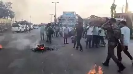 हाजीपुर: हाजीपुर में बिहार बंद का सुबह से दिखने लगा असर, विधायक मुकेश रोशन ने समर्थकों के साथ रोड किया जाम
