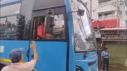 বালুরঘাট: বালুরঘাটে বন্ধ সমর্থনকারীকে চ্যাংদোলা করে তুলে নিয়ে গেল পুলিশ
