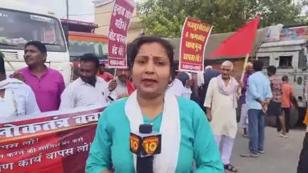 आरा: शमहागठबंधन के कार्यकर्ताओं ने चुनाव आयोग के नए पुनरीक्षण कानून के खिलाफ आर बस स्टैंड पर सड़क जाम किया