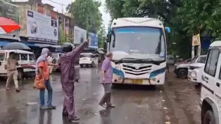 মেদিনীপুর: দফায় দফায় সরকারি বাস আটকানো হচ্ছিল, মেদিনীপুরে আন্দোলনকারীদের সাতজনকে আটক করলো পুলিশ !
