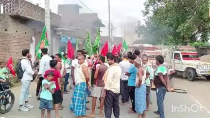 मनेर: महिनावा में मतदाता पुनरीक्षण के खिलाफ महागठबंधन के नेताओं ने आगजनी कर सड़क जाम किया, विरोध जताया