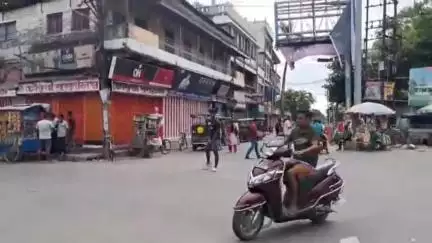 দিনহাটা ১: দিনহাটা শহরে বামপন্থী কেন্দ্রীয় ট্রেড ইউনিয়নগুলির ডাকা সর্বভারতীয় ধর্মঘটের প্রভাব মিশ্র চিত্র দেখা গেল