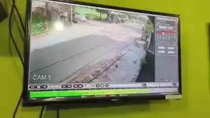 मेदिनीनगर (डालटनगंज): पोखराहा में बैल को बचाने के दौरान होमगार्ड जवानों से भरी बस से टकराई कार, सीसीटीवी फुटेज आई सामने