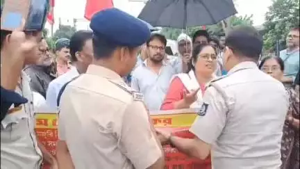 ব্যারাকপুর ১: চারটি শ্রম কোর্ট বাতিল সহ বিভিন্ন দাবিতে ডাকা বন্ধের সমর্থনে ইছাপুর ২২ নম্বর রেলগেট অবরোধ সিপিআইএমের