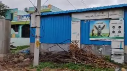 ఎమ్మిగనూరు: ఎమ్మిగనూరు : గోనగండ్ల మండలం పెద్ద మర్రివీడు రైతులకు పంపిణీ చేయాల్సిన యూరియాను ప్రైవేట్ దుకాణంలో అధిక ధరకు అమ్ముతున్నారు.