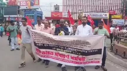 ইংরেজবাজার: আজ দেশব্যাপী সাধারণ ধর্মঘট মালদা শহরের ফোয়ারা মোড়ে চলছে বনধের সমর্থনে বামেদের পিকেটিং