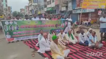 एकंगरसराय: एकंगरसराय चौराहा पर बिहार बंदी को लेकर राजद कार्यकर्ताओं ने किया सड़क जाम, चुनाव आयोग के निरीक्षण का विरोध