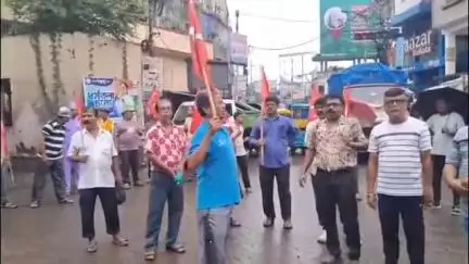 ব্যারাকপুর ২: চারটি শ্রম কোড বাতিল সহ বিভিন্ন দাবিতে ডাকা ধর্মঘটের সমর্থনে শ্যামনগর চৌরঙ্গী মোড় অবরোধ সিপিআইএমের