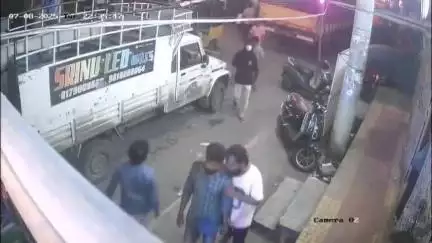 విశాఖపట్నం: విశాఖ మాధవ దారలో అర్ధరాత్రి హత్య..CC ఫుటేజ్ విడుదల కేసు నమోదు చేసి దర్యాప్తు చేస్తున్న పోలీసులు..