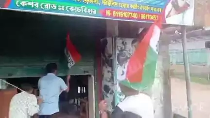 কোচবিহার ১: কোচবিহার বাসস্ট্যান্ড এলাকায় গিয়ে বন্ধ দোকান খুলে দিলেন তৃণমূলের জেলা সভাপতি অভিজিৎ দে ভূমিক