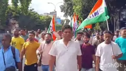 মাটিগাড়া: কেন্দ্রীয় ট্রেড ইউনিয়নের ডাকা বনধের বিরোধিতায় শিলিগুড়ির হিল কার্ট রোডে মিছিল INTTUC এর