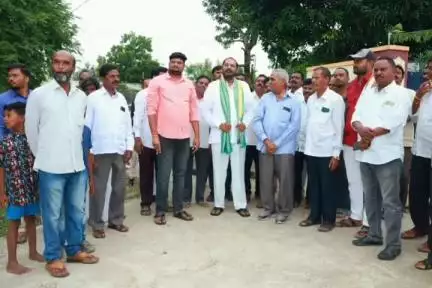 పెద్దపల్లి: సుల్తానాబాద్ మండలంలోని చిన్నకల్వల గ్రామంలో పలు అభివృద్ధి పనులకు శంకుస్థాపన చేసిన పెద్దపల్లి ఎమ్మెల్యే