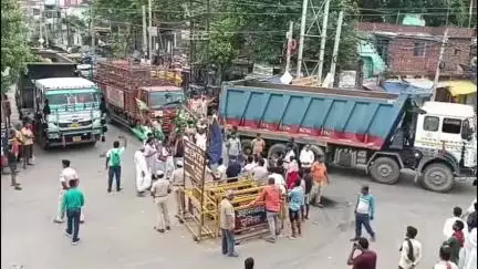 जहानाबाद: बिहार बंद को लेकर राजद कार्यकर्ताओं ने उंटा मोड़ पर किया सड़क जाम, यातायात बाधित