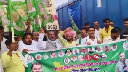 बिहिया: बिहार बंद के दौरान पूर्व विधायक भाई दिनेश के नेतृत्व में बिहिया में रोकी गई श्रमजीवी एक्सप्रेस और विभूति एक्सप्रेस