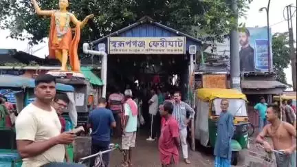 নবদ্বীপ: নবদ্বীপ থেকে স্বরূপগঞ্জ,ব্যস্ততম ফেরিঘাট বন্ধ করল ধর্মঘট সমর্থনকারীরা,দুর্ভোগে নিত্যযাত্রী থেকে সাধারন মানুষ