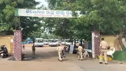 భూపాలపల్లి: జిల్లా కేంద్రంలో సార్వత్రిక సమ్మెకు ఆర్టీసీ కార్మికులు దూరం, యధావిధిగా కొనసాగుతున్న ఆర్టీసీ బస్సులు