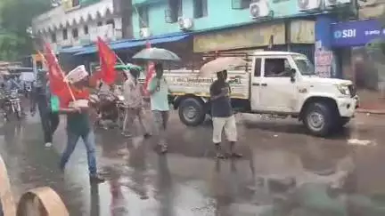 ঝাড়গ্রাম: বৃষ্টিকে উপেক্ষা করে ঝাড়গ্রামে সাধারণ ধর্মঘটকে সফল করতে রাস্তায় নামল বনধ সমর্থকারী রাজনৈতিক দলের গুলি