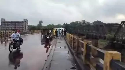 गिरिडीह डुमरी मुख्य मार्ग पर बराकर नदी पुल पर एक पिकप वैन अनियंत्रित होकर पलट गई।#
