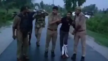 सवायजपुर: सवायजपुर क्षेत्र में महिला के कुंडल नोचने वाले दो बदमाशों को पुलिस ने मुठभेड़ के बाद गिरफ्तार किया, एक को लगी गोली