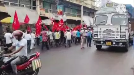 আরামবাগ: ধর্মঘট সফল করতে পথে CPIM,আরামবাগ বাস স্ট্যান্ডের সামনে করলো রাজ্য সড়ক অবরোধ,সমস্যায় সাধারণ মানুষ #jansamasya
