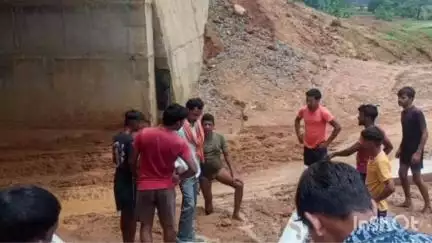 कटघोरा: प्रशासन के आश्वासन से हारे ग्रामीणों ने खुद संभाली जिम्मेदारी, रेलवे ब्रिज पर कीचड़ और मिट्टी बहाव रोकने उतरे मैदान में