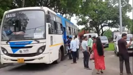 তেহট্ট ১: SBCSTC বাসে যাত্রীদের কাছে থেকে  ভাড়া বেশি নেওয়ার যাত্রীদের প্রতিবাদ, বাসটি কে নিয়ে আসা হয় তেহট্ট থানায়