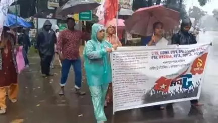 খড়গপুর ১: ধর্মঘট সফল করতে খড়্গপুরের প্রেমবাজার এলাকায় বৃষ্টিতে ভিজে মিছিল ও অবরোধ