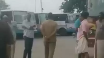 കൊല്ലം: കൊല്ലം കെഎസ്ആർടിസി ഡിപ്പോയിൽ കൊടികുത്തി ബസുകൾ തടഞ്ഞിട്ടു
