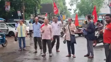 সিউড়ি ১: ধর্মঘট কে সফল করতে সিউড়ি বাসস্ট্যান্ডে রাস্তা অবরোধ করল বেশ কিছুক্ষণ সিপিএম এর পক্ষ থেকে