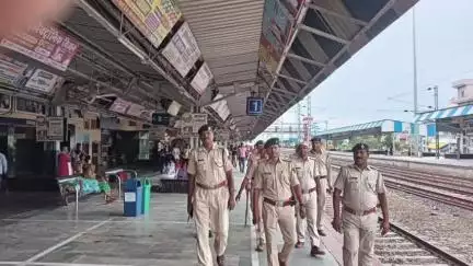 बेतिया: भारत बंद और बिहार बंद को लेकर बेतिया रेल पुलिस हाई अलर्ट पर, चप्पे-चप्पे पर नज़र