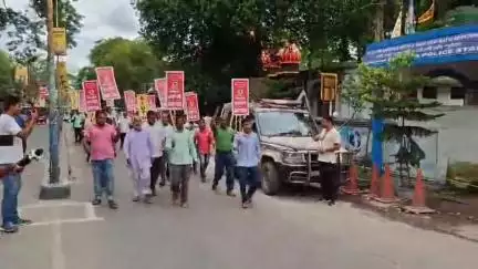 দিনহাটা ১: কেন্দ্রীয় ট্রেড ইউনিয়ন গুলি ডাকা বনধের সমর্থনে দিনহাটা শহরে মিছিল শুরু করতেই পুলিশের হাতে গ্রেফতার SUCI র শ্রমিক সংগঠন