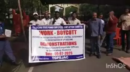 భూపాలపల్లి: కేంద్ర ప్రభుత్వం ప్రైవేటీకరణను వెంటనే నిలిపివేయాలంటూ, సార్వత్రిక సమ్మెలో పాల్గొన్న కాకతీయ థర్మల్ పవర్ ప్లాంట్ ఉద్యోగులు