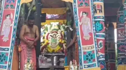 நாகப்பட்டினம்: ராகு கேது பரிகார ஸ்தலமான நாகூர் நாகநாதர் திருக்கோவில் தேரோட்டம்- திரளான பக்தர்கள் தேரினை வடம் பிடித்து இழுத்தனர்