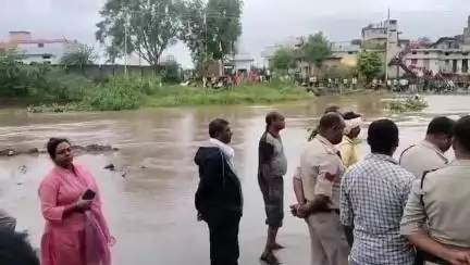 नरसिंहपुर: सिंगरी नदी में डूबे युवक की खोज जारी, एसडीआरएफ की टीम ने नदी में उतारा बचाव दल