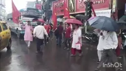 বারাসাত ১: কেন্দ্রীয় শ্রমিক সংগঠনের ডাকা সাধারণ ধর্মঘটে বারাসাত চাপাডালি মোরে রাস্তা অবরোধ করে বিক্ষোভ বাম কর্মী সমর্থকদের
