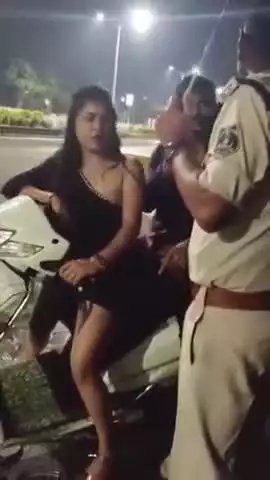 हाई वोल्टेज ड्रामा,, पुलिस के सामने  पति-पत्नी ने किया हाई वोल्टेज ड्रामा लोग देख कर बना रहे वीडियो, वायरल वीडियो कोरबा,