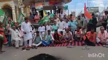 खगड़िया: बिहार बंद: खगड़िया राजेंद्र चौक पर राजद विधायक बैठे, केंद्र सरकार के खिलाफ कर रहे नारेबाजी