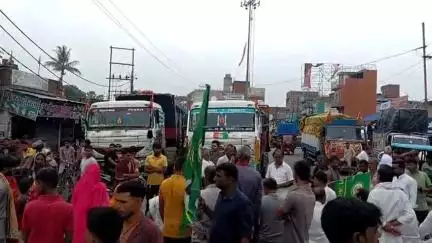 अमरपुर: अमरपुर में मतदाता पुनरीक्षण के खिलाफ महागठबंधन का चक्का जाम, परीक्षार्थी भी फंसे