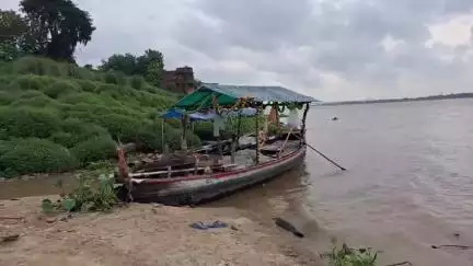 गाज़ीपुर: गाजीपुर में गंगा का जलस्तर 1 सेंटीमीटर प्रति घंटे की रफ्तार से बढ़ रहा है, तटवर्ती इलाकों में बढ़ रहा खतरा