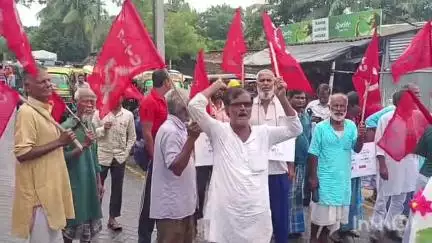 বাসন্তী: আজ ভারতব্যাপী সাধারণ ধর্মঘট ডাক দেয়, ভাঙ্গন খালী বাজারে বামকর্মী সমর্থকরা রাস্তা অবরোধ করে ধর্মঘট পালন করেন