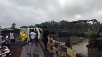 गिरिडीह: बराकर पुल पर तेज रफ्तार पिकअप वैन पलटी, ग्रामीणों की मदद से वैन को उठाया गया