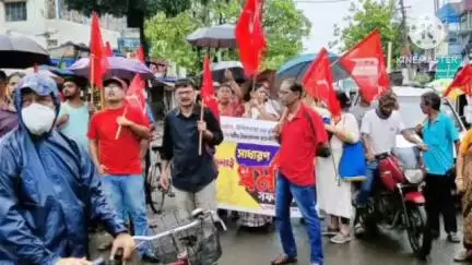 ঠাকুরপুকুর-মহেশতলা: সাধারণ ধর্মঘটের সমর্থনে মহেশতলা সিপিএমের পক্ষ থেকে লুঙ্গি এলাকায় সিপিএমের মিছিল ও অবরোধ কর্মসূচী