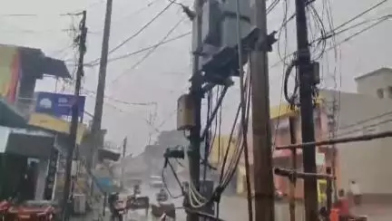 বারাবনী: গাঙ্গেয় দক্ষিণবঙ্গে নিম্নচাপ এবং ঘূর্ণাবর্তের জোড়া প্রভাবে পশ্চিম বর্ধমান জেলা জুড়ে সকাল থেকে বৃষ্টির প্রভাব