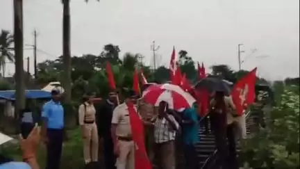 তমলুক: দেশব্যাপী সাধারণ ধর্মঘটে শিল্প নগরী হলদিয়ার বন্দর স্টেশনে আজ রেল অবরোধে পুলিশের হাতে আটক বন্ধ সমর্থনকারী CITU কর্মীরা