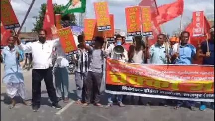 ताजपुर: केंद्रीय ट्रेड यूनियन के आह्वान पर इंडिया गठबंधन ने ताजपुर गांधी चौक एनएच 28 किया जाम