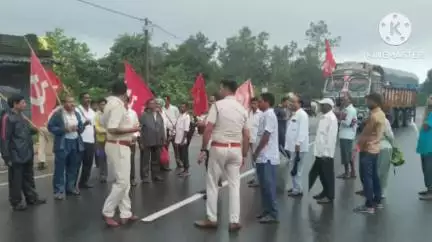 আড়শা: সাধারণ ধর্মকটকে সফল করতে কন্টাডি মোড়ে রাস্তায় সিপিএম নেতৃত্ব
