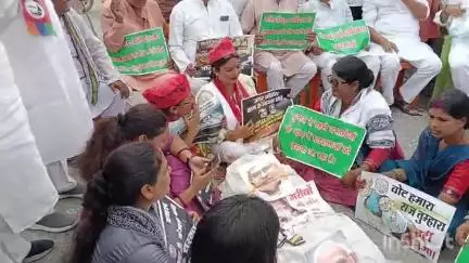 हाजीपुर: BSNL गोलंबर पर महागठबंधन कार्यकर्ताओं ने मुख्यमंत्री की अर्थी बनाकर किया विरोध प्रदर्शन